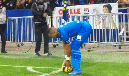 里昂小将刷新队史纪录（里昂新星改写队史纪录）