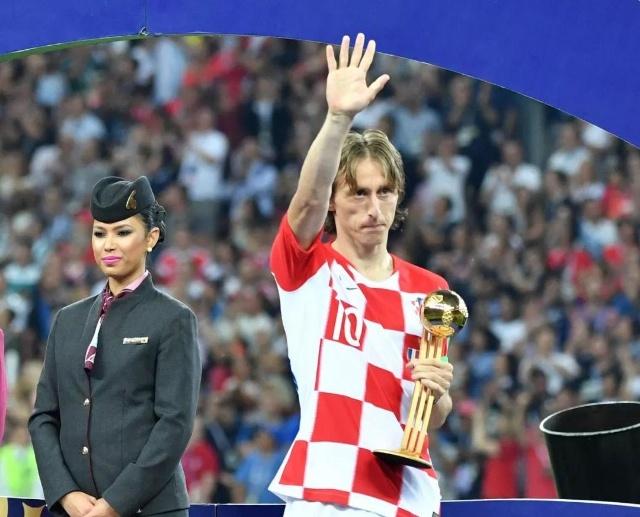 前裁判：球运行轨迹决定比塞克犯规不是红牌；皮奥倒地不是点球（前裁判解读：球路判定比塞克犯规不该红牌，皮奥倒地不判点球）