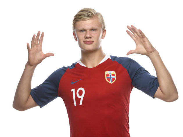 足球国足球迷自发组织万人方阵助威（万名球迷自发组建方阵为国足助威）