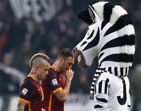 王楚钦香港机场疲惫不堪，高强度赛程下困意难掩（高强度征战后，王楚钦在香港机场难掩疲态）