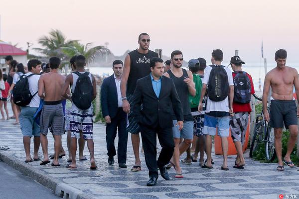 阿什拉夫现身训练场急速狂奔，今夜小组赛次轮有望复出（阿什拉夫训练场飞驰备战，或于今夜小组赛第二轮复出）