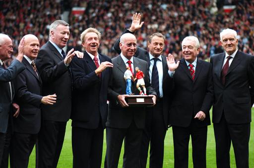 青训小将破门后被队友高高举起（青训新星破门后被队友举起庆祝）