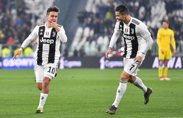 布莱顿球员三笘薰与日本战犯合影引发争议，俱乐部致歉未提菲律宾球迷，引发不满。（三笘薰被曝与遭指战犯者合影惹议，布莱顿致歉却未提菲律宾球迷引不满）