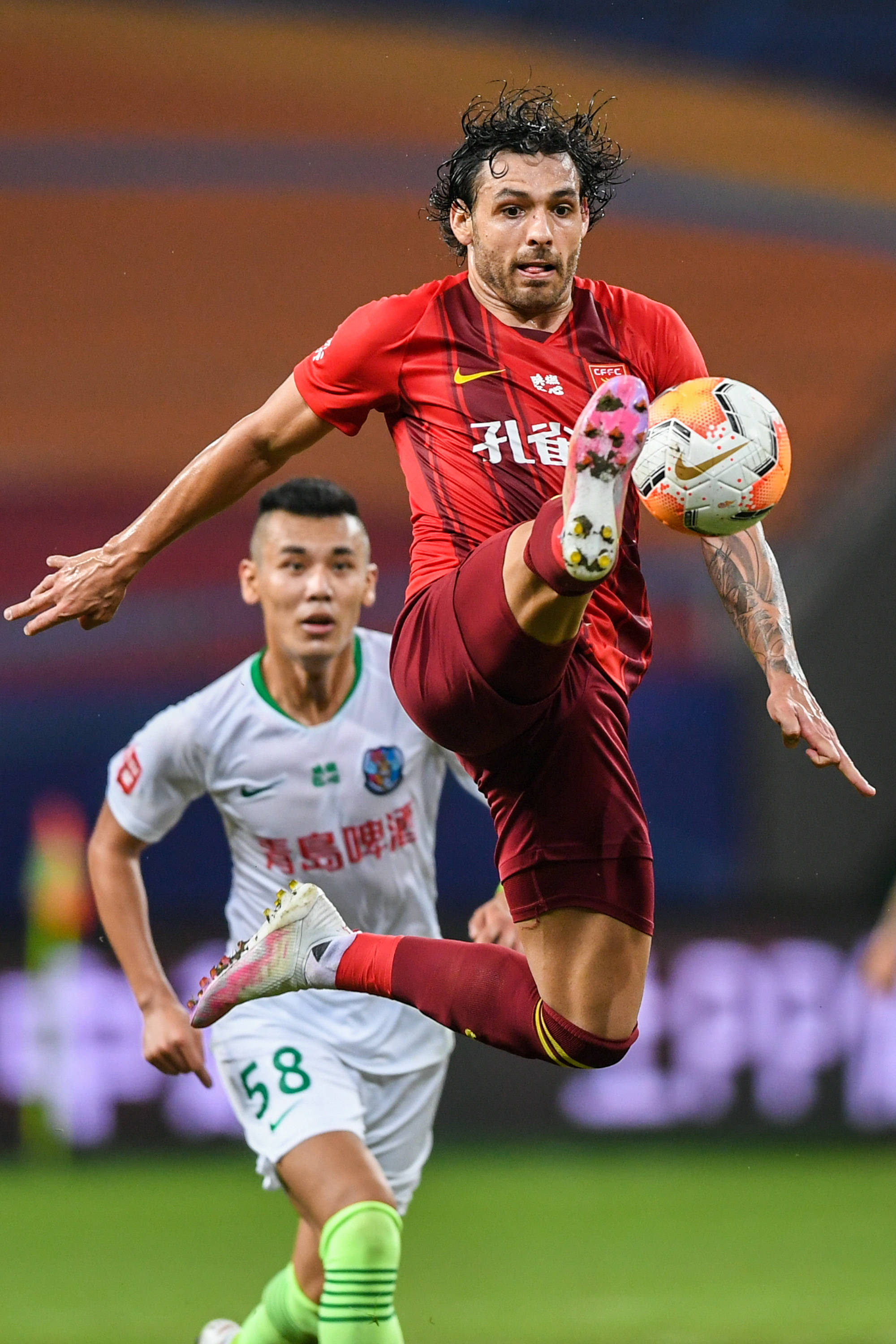 欧冠赛场精彩瞬间：巴萨主场2-0取胜,（欧冠高光时刻：巴萨主场2-0告捷）