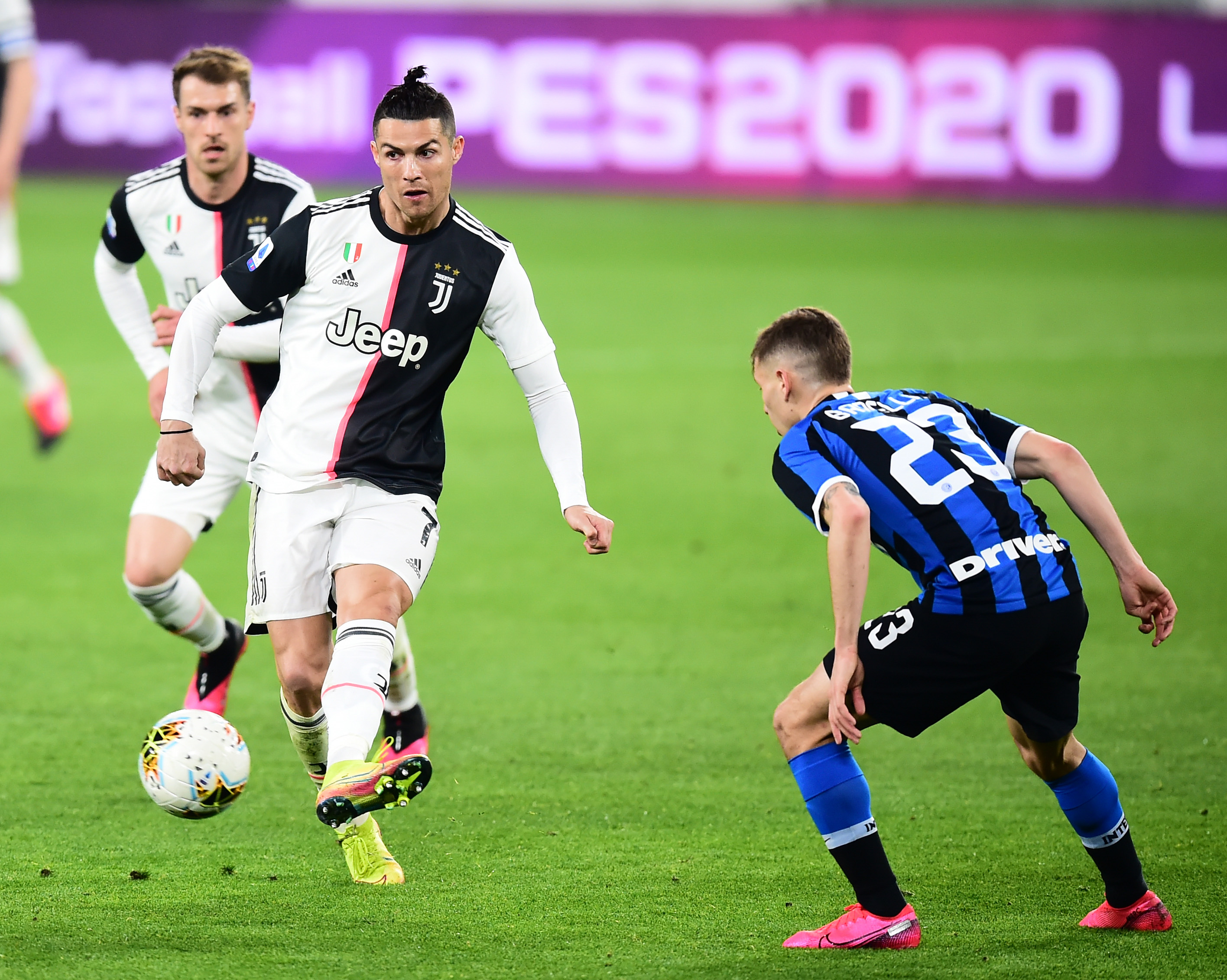 湖人詹姆斯关键三分锁定胜利（詹姆斯命中致胜三分，湖人锁定胜局）