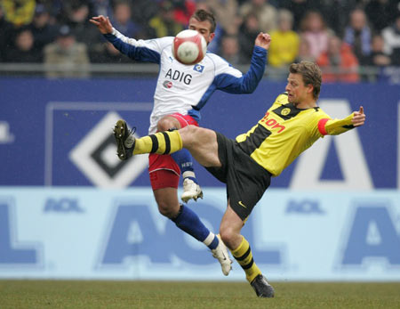 詹姆斯关键时刻稳住节奏（决胜时刻，詹姆斯掌控比赛节奏）