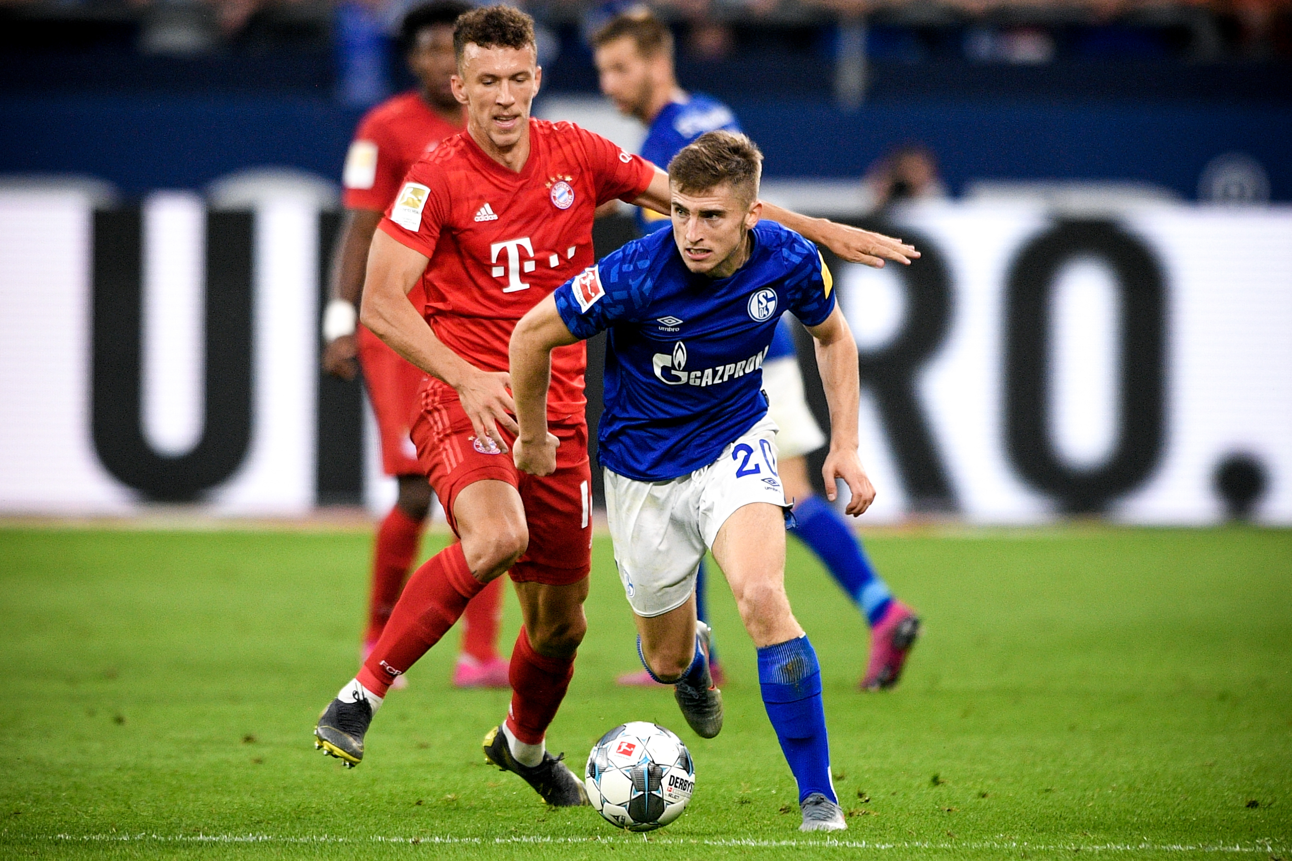 传统环节，利物浦全队戴圣诞帽在训练场拍大合照（利物浦延续传统 全队戴圣诞帽训练场大合影）