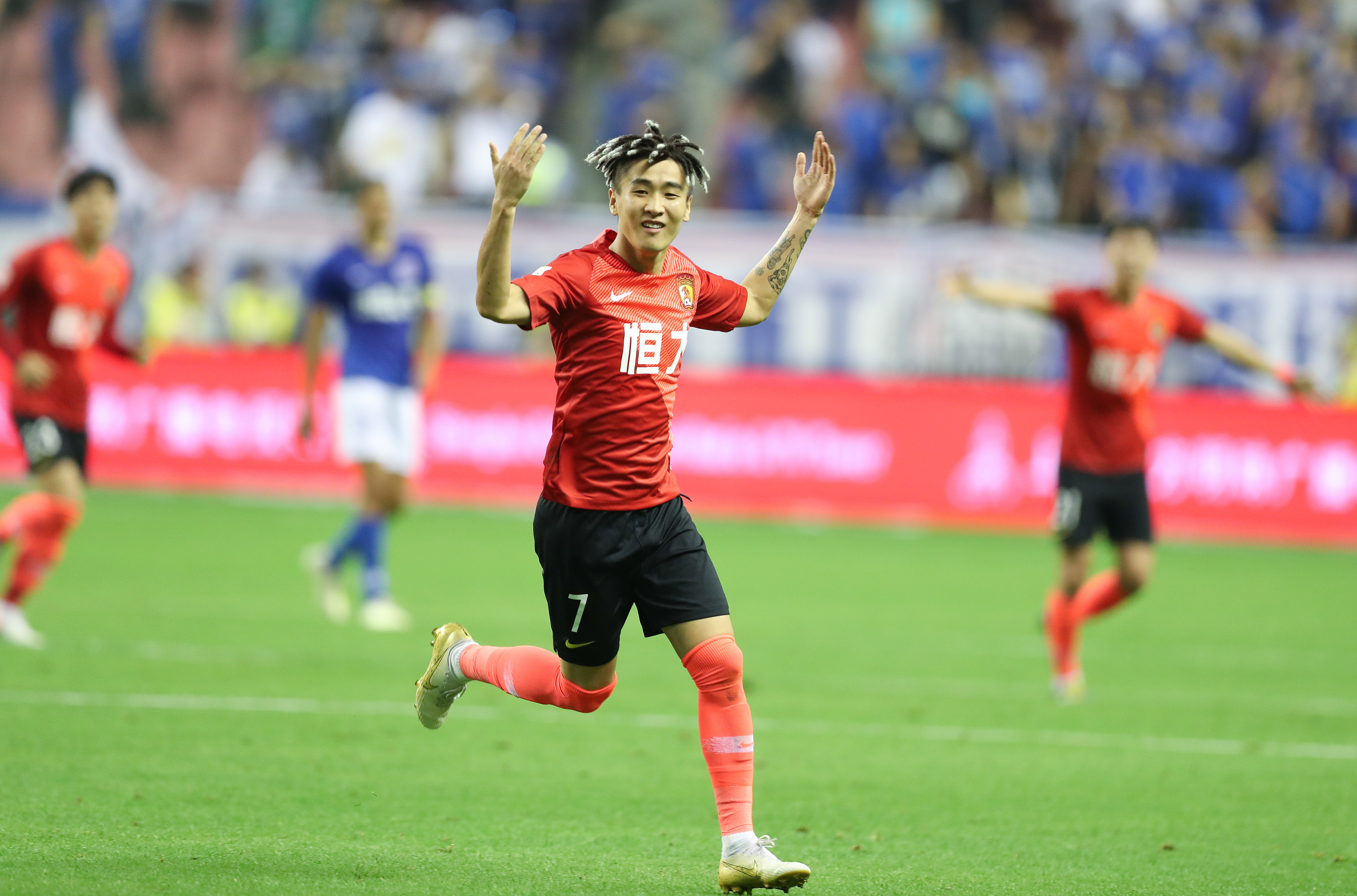 埃及媒体：有沙特俱乐部为萨拉赫开出薪资超过C罗的报价（埃媒：沙特俱乐部向萨拉赫开出报价，薪资高于C罗）