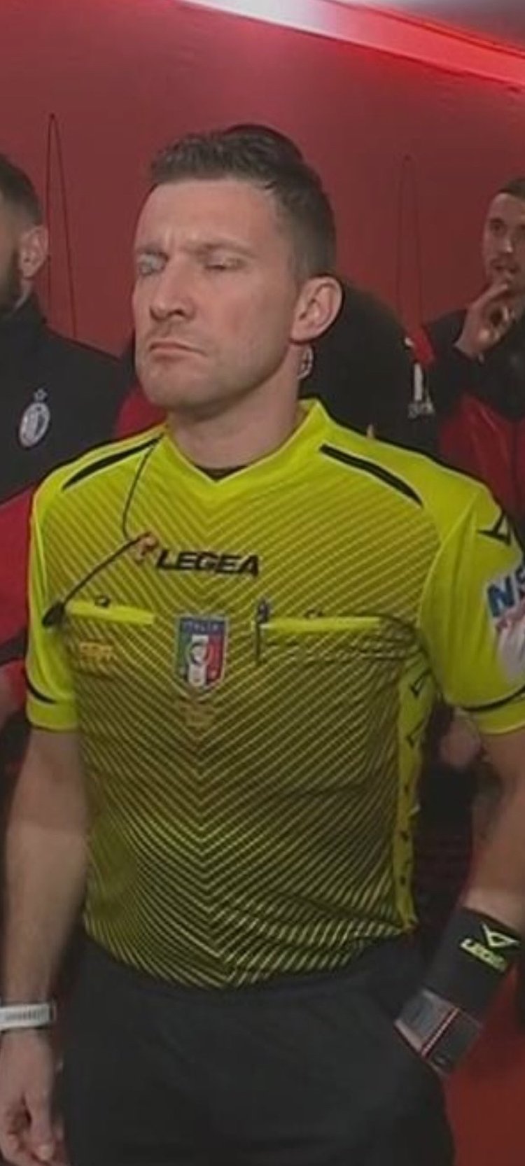 内马尔从中场跑回禁区开门球，结果队友直接开大脚让他无语（内马尔自中场折返准备主罚球门球，队友却一脚大脚解围令其无语）