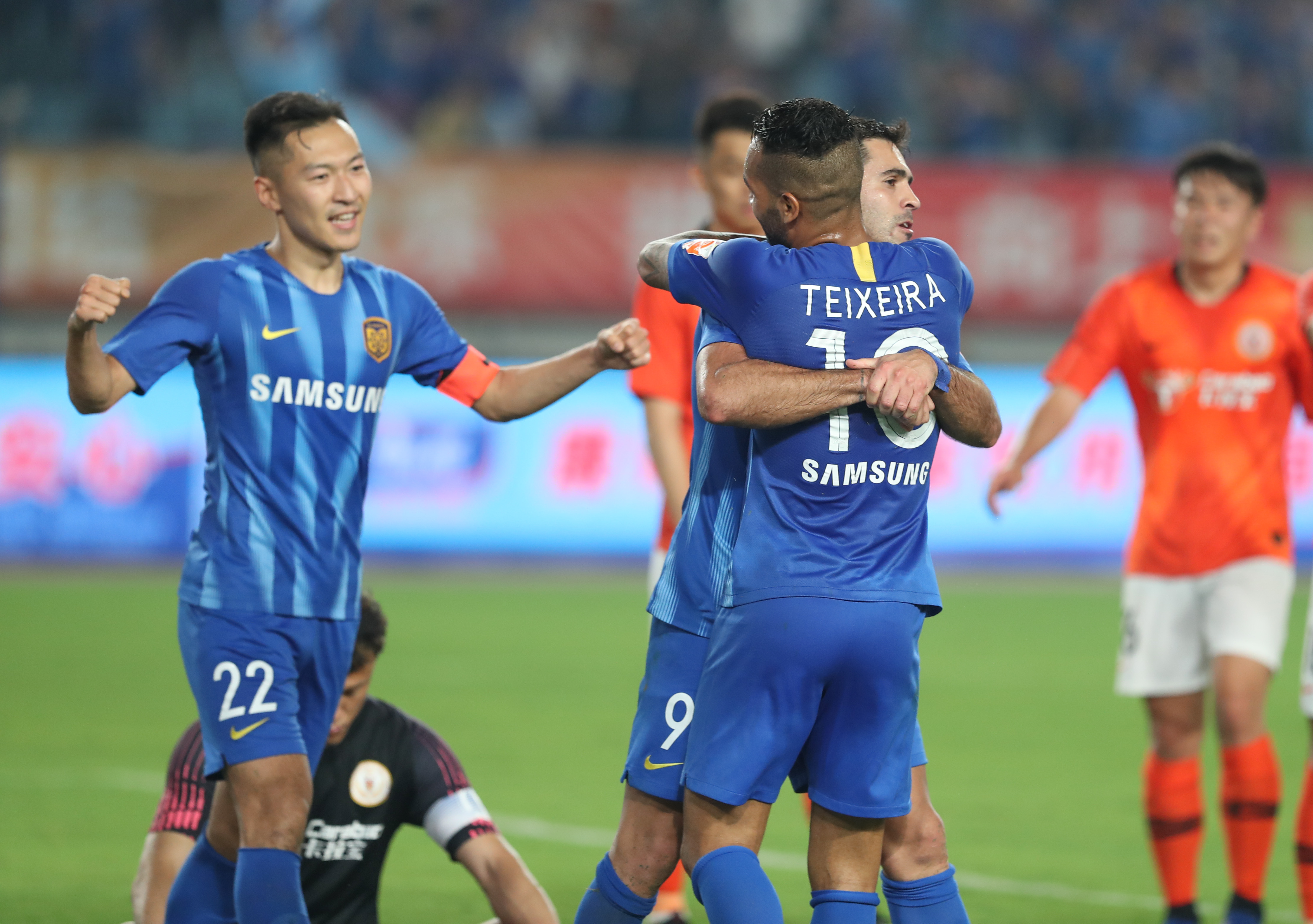 官方：19岁皇马前锋恩德里克租借加盟里昂；本赛季他仅出战3场（官宣：皇马19岁前锋恩德里克租借赴里昂，本赛季仅登场3次）