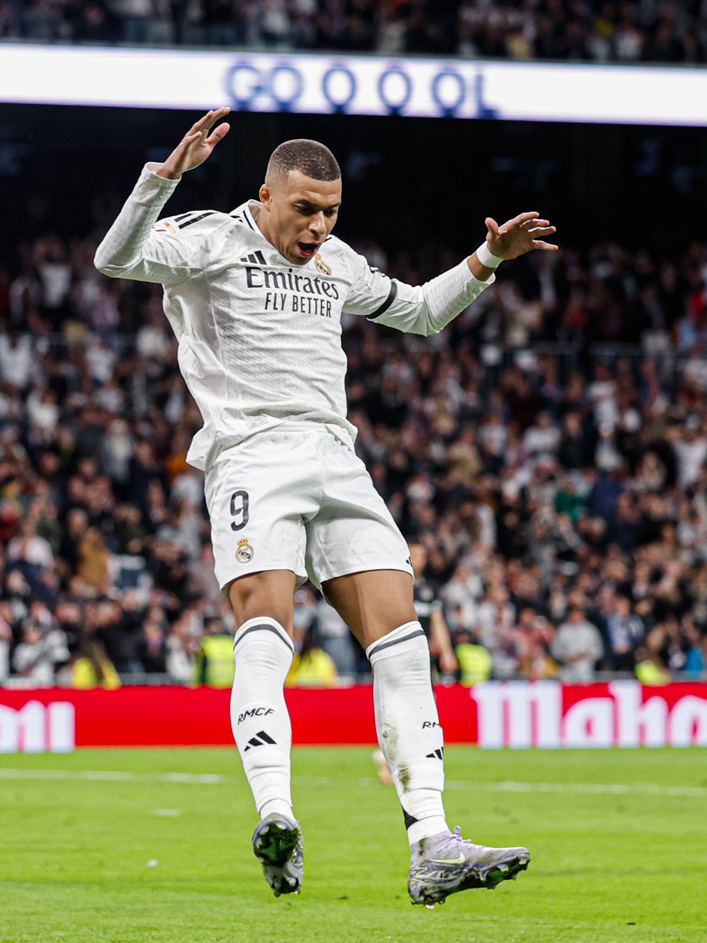 加拉塔萨雷客场3-0大胜阿贾克斯，奥斯梅恩帽子戏法（加拉塔萨雷客场三球零封阿贾克斯，奥斯梅恩独中三元）