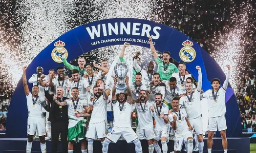 球星突破防线送出关键助攻（王牌强突撕裂防线送出关键助攻）