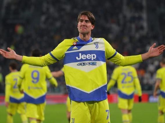 TA：皇马寻求引进后卫和中场；他们愿听取对罗德里戈的报价（TA：皇马寻求补强后卫与中场，同时对罗德里戈报价持开放态度）